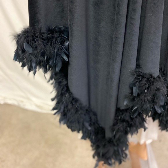 Very Unusual Black wrap/shawl with feathers - Picture 5 of 8